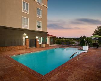 لا كينتا إن آند سويتس باي ويندام توبيلو - توبيلو - حوض السباحة