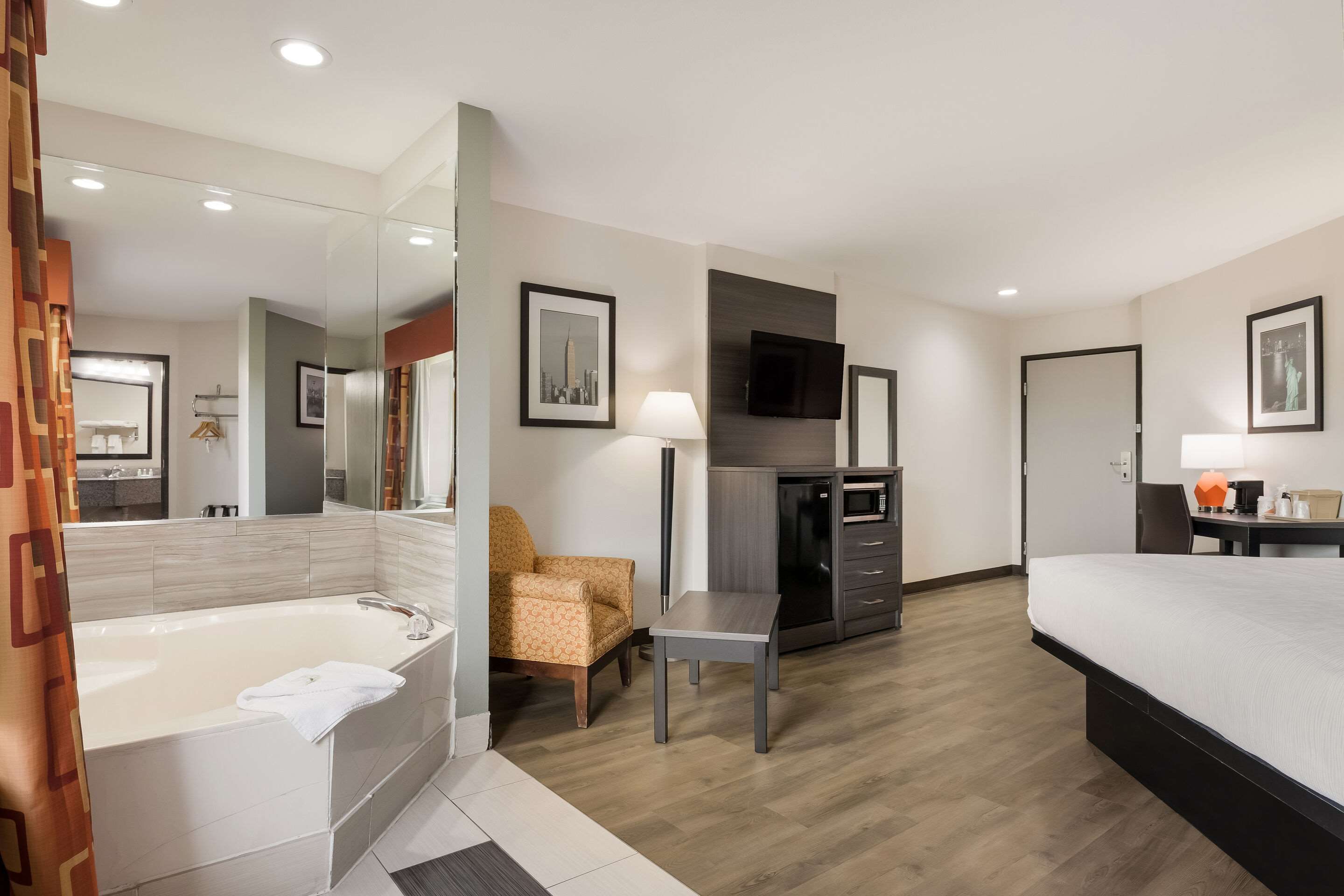 Quality Suites Tulsa I-44 thumbnail 3