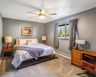 Eagle River Getaway - Eagle River - Bedroom