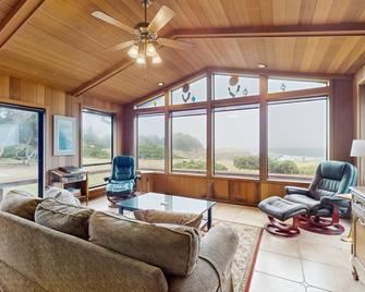 Oceanfront Home with Jetted Tub, Deck, & Wonderful Views - Walk to Beach - Fort Bragg