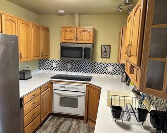 Forget Me Not Home by Airport, upstairs unit of a 2 floor house - Anchorage - Kitchen