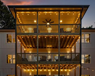 Gorgeous Cabin Surrounded by Trees in Fa - Fairview - Building
