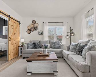 Krazy Krueger Abode - 2 Bedroom Downtown Appleton - Appleton - Living room