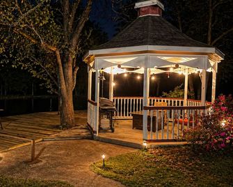 Peach Door Cottage - Lufkin - Binnenhof