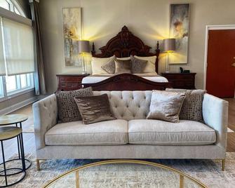 The Coldwater Inn - Tuscumbia - Living room