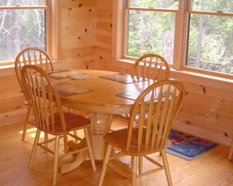Quaint Waterfront Cabin - perfect for two - Southwest Harbor - Dining room