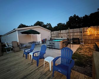 The Adventure Center rustic tiny cabin hot tub access stage stars sunsets & pets - Jane - Patio
