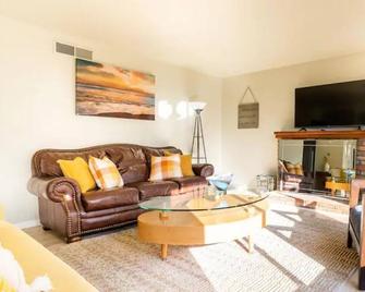 Misha's Hunnhaven - Yuba City - Huiskamer