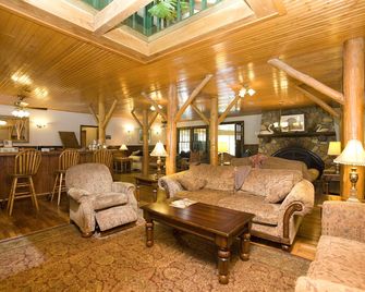 Highland Lake Inn And Resort - Flat Rock - Living room