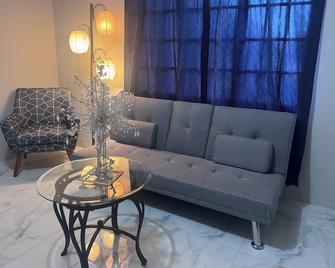 Charming 2-bedroom apartment with AC, WiFi in tranquil Arima - Arima - Living room