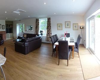 Single Storey Four Superking En Suite Rooms On Red House Estate W/Seasonal Pool - Wetherby - Dining room