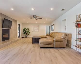 Relax, Fish, Golf, Dine, Shop in Punta Gorda! - Punta Gorda - Living room