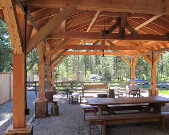 - Comfortable, cozy 1 bedroom suites. 1 to 4 suites available\n - Manning Park - Restaurante