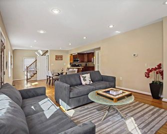 Fresh | 4 bedroom | Luxury | Center | Sunny - Falls Church - Living room