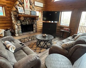 3 BR Mountain Cabin. Private Hot Tub. Ski-in/Ski-out. Sleeps 12 Guests! - Boyne City - Living room