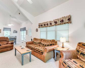 Secluded Cabin with Porch - 7 Miles to Lake Chatuge! - Hayesville - Living room