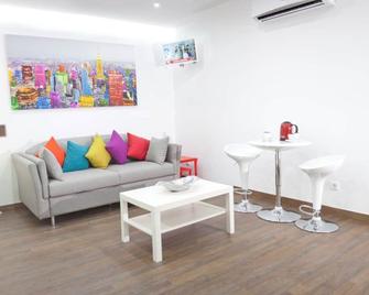 Color Suites Alicante - อาลีคานเต - ห้องนั่งเล่น