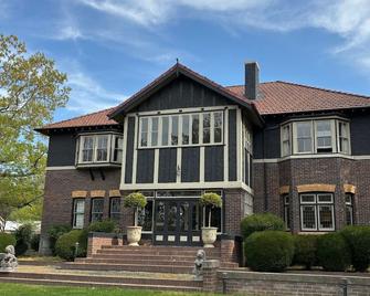 Lindsay House Guest House - Armidale - Building
