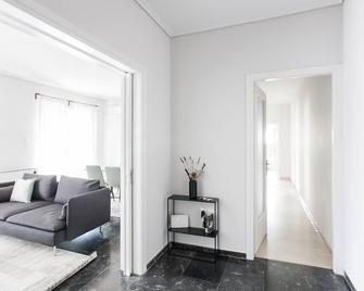 Spacious Apartment Near Helexpo - Marousi - Living room
