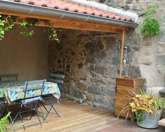 Gîte la maisonnette in the heart of Auvergne - Saint-Floret - Patio
