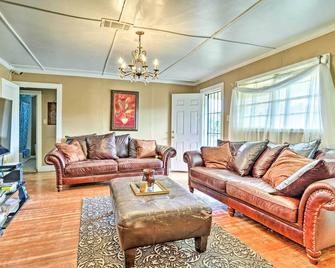 Oxford Home on Private Land Less Than 7 Mi to Dtwn! - Oxford - Sala de estar