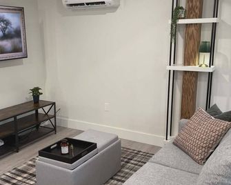 Historic Barn Conversion | Downtown Yarmouth | King Bed - Yarmouth - Sala de estar