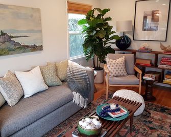 Modern Cottage - Perfect Location 4 Blocks To The Beach - Santa Monica - Living room