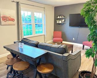 Your Private Country Base Relax & Reboot- Country Bumpkin - Hickory - Living room