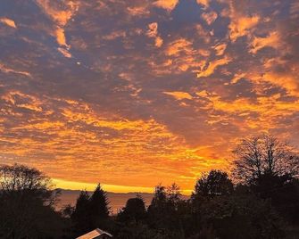 Sooke Oceanview Farmstay - 12 acre farm / huge patio/steps from beach - Sooke - Extérieur