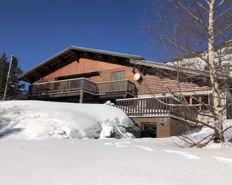 Apartment in chalet with terrace and garden. Panoramic view - Latour-de-Carol - Building