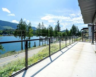 Cowichan Lake Escape | Lakefront | Hot Tub | Pets - Lake Cowichan - Balcony
