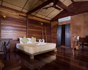 Stylish loft in stilted wooden longhouse - Chiang Rai - Bedroom