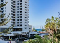 Trickett Gardens Holiday Inn - Surfers Paradise - Bygning