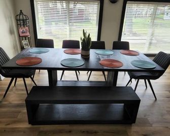 Spacious St Croix River Home with Private Beach - Lakeland - Dining room