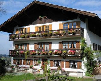 Cozy apartment on the organic farm with a fantastic mountain view - Hausham - Building