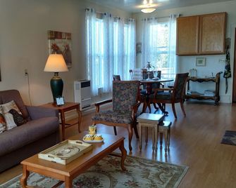 The Garden Suite has beautiful views of forests and pastures! It is dog friendly - Ferndale - Living room