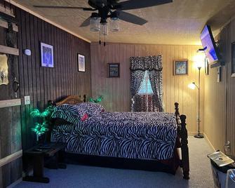 Little Cabin In The Country - Burkesville - Bedroom