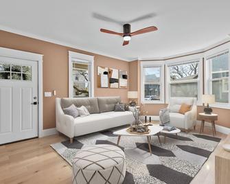 Summer - 1st Level Newport, RI Escape - Newport - Living room