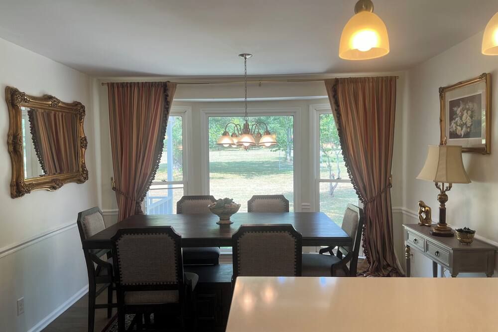 Charming 3-bedroom house with AC and WiFi in Pulaski - Pulaski - Їдальня