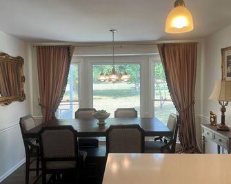 Charming 3-bedroom house with AC and WiFi in Pulaski - Pulaski - Їдальня