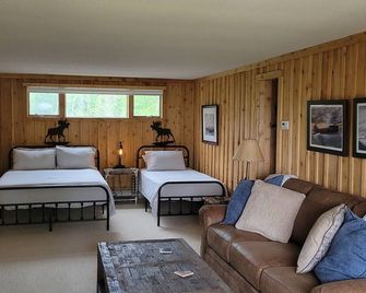 Rustic Moose Lakefront Guest Cabin on the Shore of Lake Superior - Brimley - Bedroom