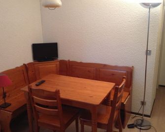 STUDIO cabin with underground parking Auron 50 meters from the first ski lift - Saint-Étienne-de-Tinée - Dining room