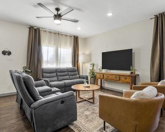 5th St Getaway w Sauna Hot tub Firepit & Game Room - Waco - Oturma odası