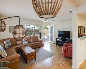 Coastal Gem! - Sarasota - Living room