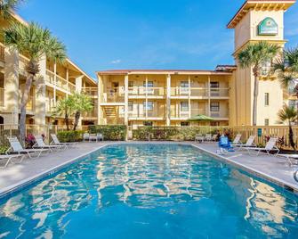 La Quinta Inn by Wyndham Orlando Airport West - Orlando - Zwembad