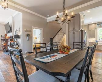 Fully fenced, 1/2 acre, dog friendly in downtown Abingdon! - Abingdon - Jídelna