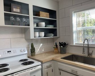 Quaint 2 Bedroom Flat Downtown - Cloverdale - Kitchen