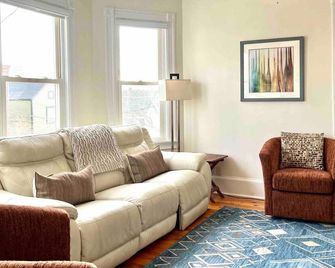 Peaceful Oasis on Munjoy Hill 2nd flr 3BR parking - Portland - Living room