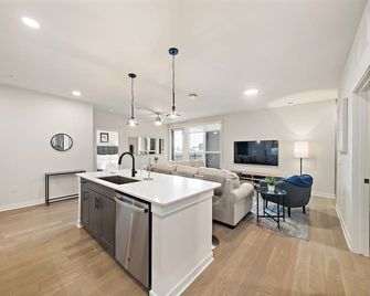 Luxurious king executive suite - هيوستن - غرفة معيشة