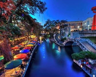 Cozy And Lovely 2br 2ba Apt#a Near Lively Downtown - San Antonio - Outdoor view